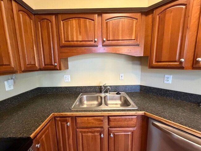 Building Photo - 810 Beverley Dr