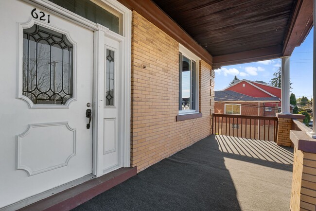 Building Photo - 5 bed 1 bath - newly updated, tons of space, central air, off street parking, laundry