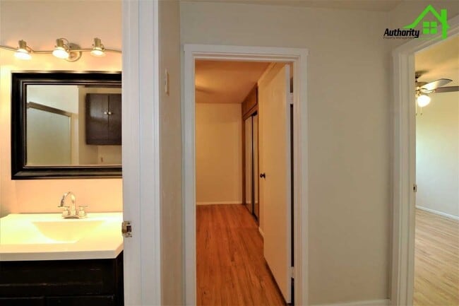 Building Photo - 2413 Ramona Pl