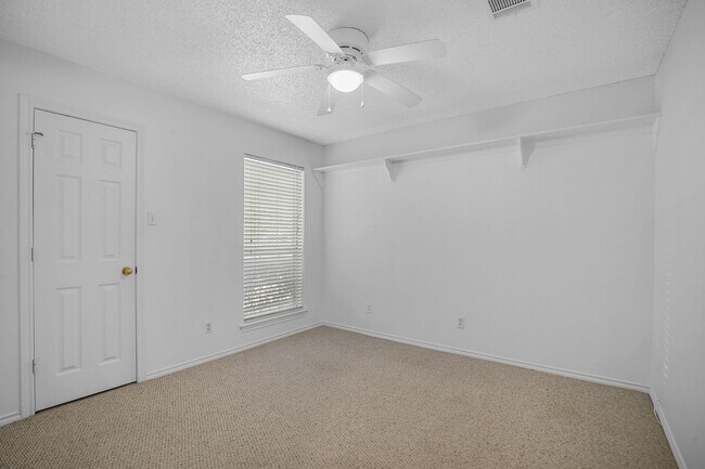 Building Photo - 3040 Flamingo Cir