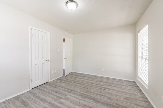 Building Photo - 5514 Vickita Dr