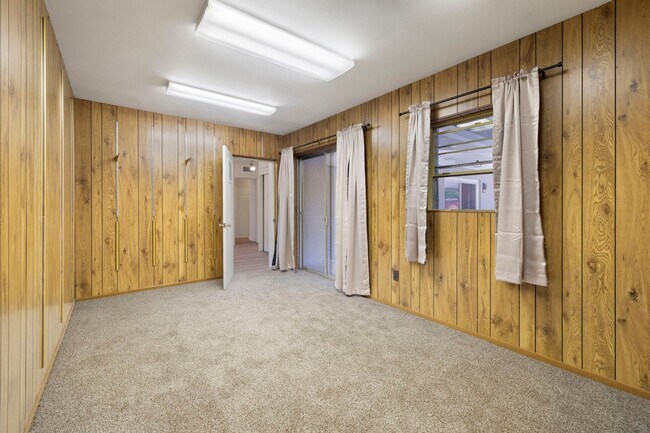 Building Photo - Reburbished 3bd/2ba, 2,275 sq ft home in C...