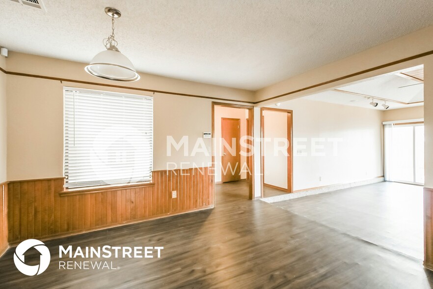 Building Photo - 2425 E Hills Dr