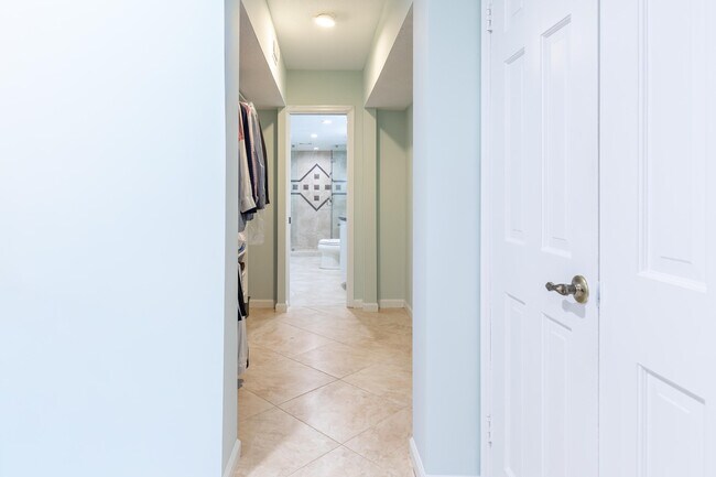 Building Photo - 961 S Ocean Dr