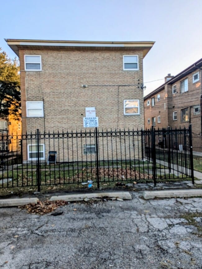 Building Photo - 406 E 109th St