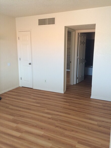 Building Photo - 923 N Swan Rd