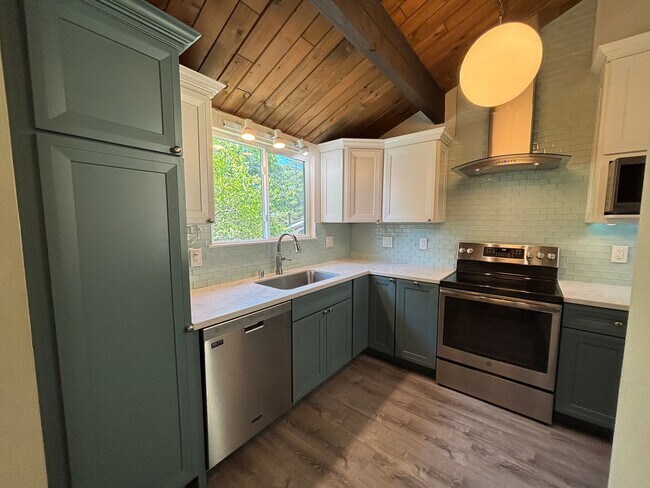Building Photo - STUNNING NEWLY REMODELED CONDO WITH POOL &...