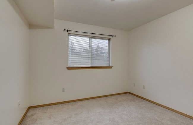 Building Photo - 3 Bed 2 Bath Second floor Condo - HALF OFF...
