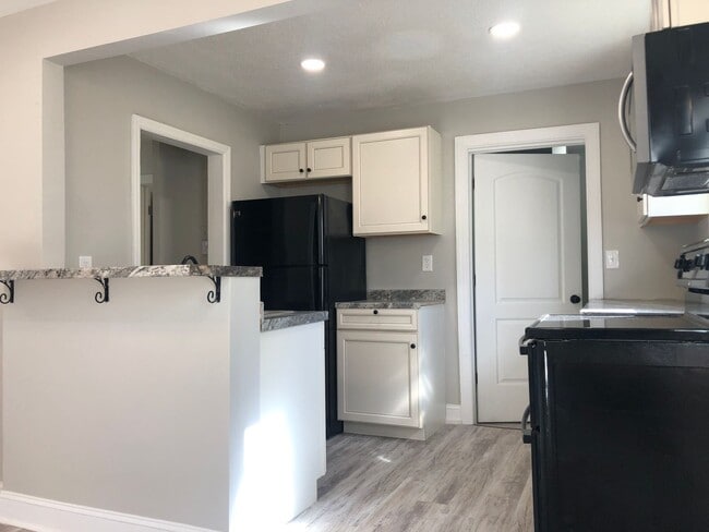 Building Photo - Price Reduced with MOVE-IN SPECIAL! $250 o...