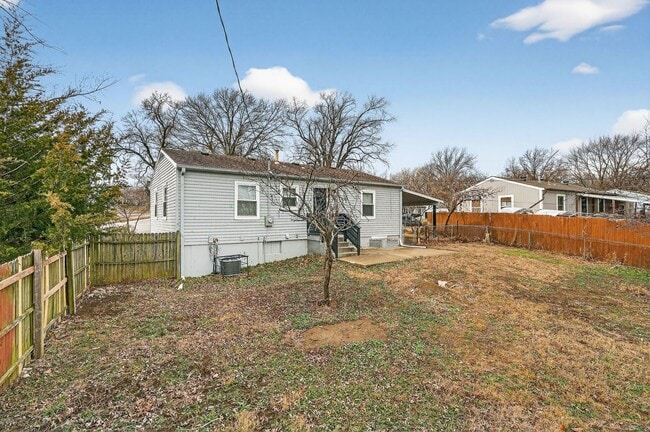 Building Photo - Hard-to-Find 6-Bedroom Home in Grandview!