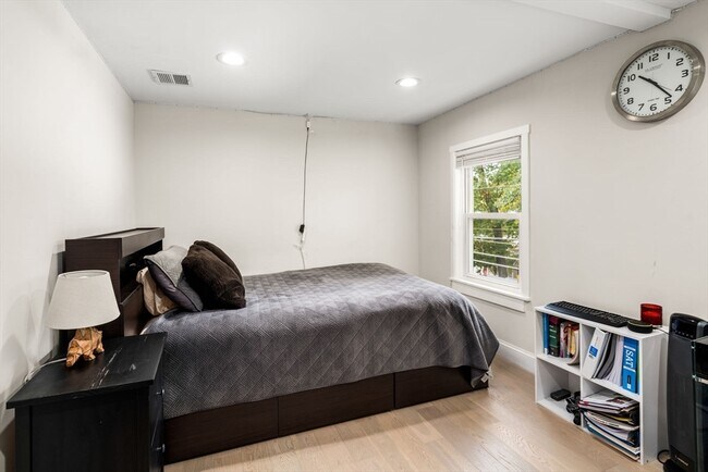 Building Photo - 63 Pine St