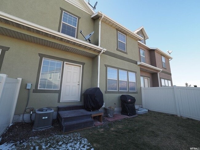 Building Photo - 1646 Venetian Way