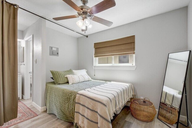 Building Photo - 1111 W 10th St