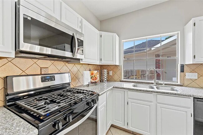 Building Photo - 215 Birch Hill Dr