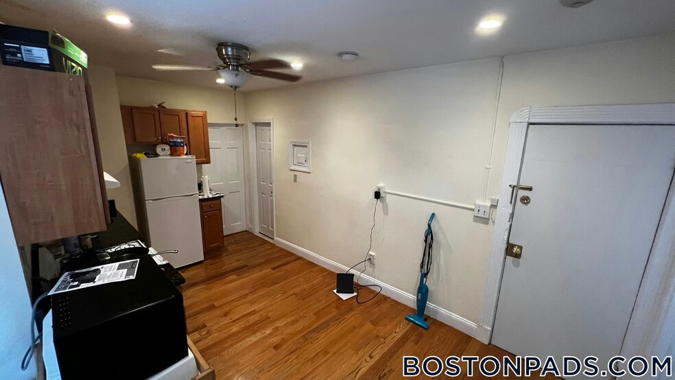 Building Photo - 70 Joy St