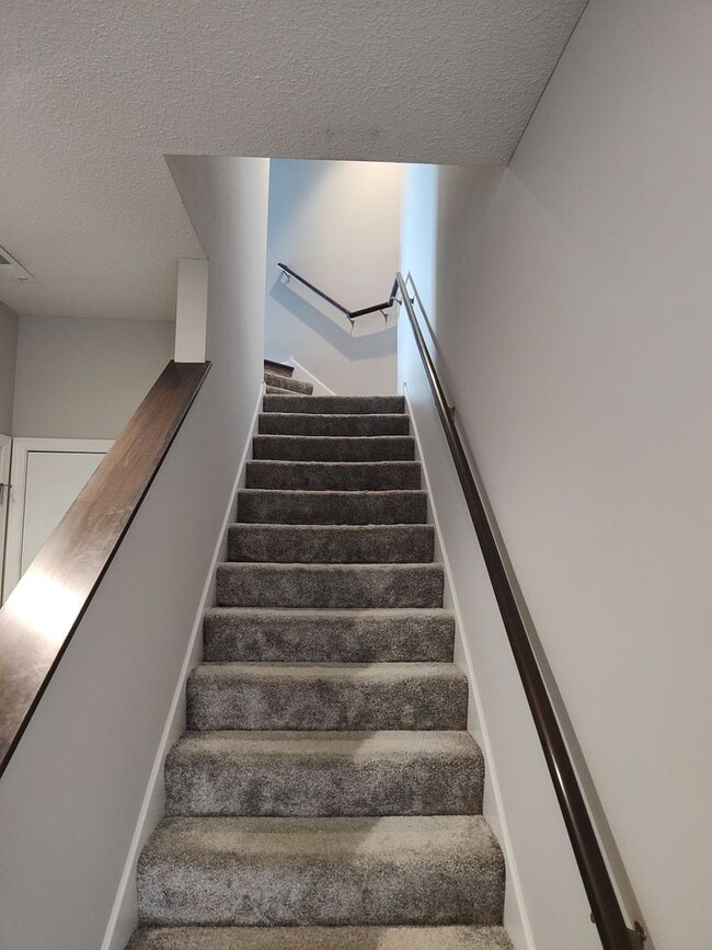 Building Photo - Great 3 bedroom, 2 bathroom townhome