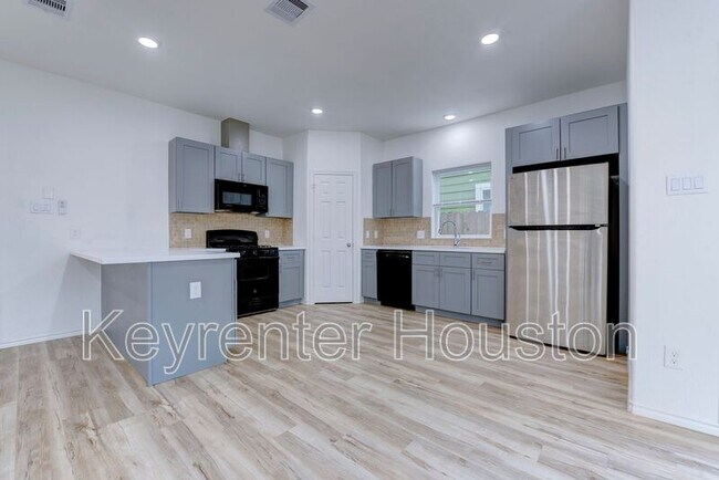 Building Photo - 8203 Woodlyn Rd