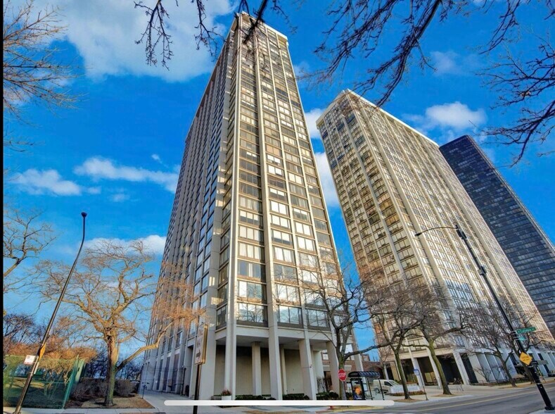 Building Photo - 5455 N Sheridan Rd