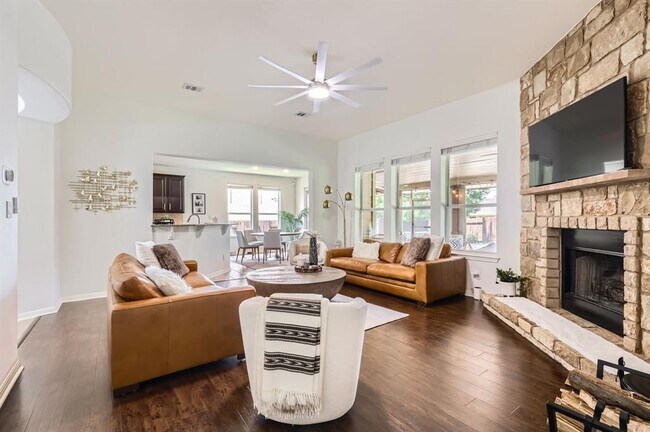 Building Photo - 4349 Green Tree Dr