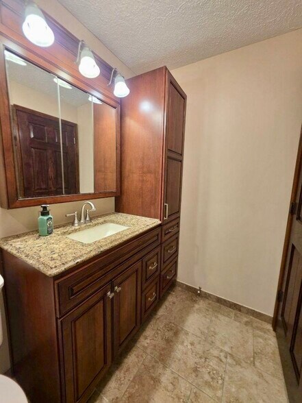 Building Photo - 1605 Treetop Trl