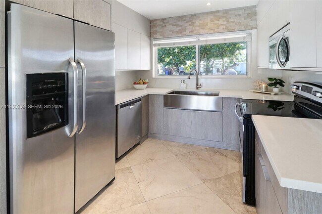 Building Photo - 2031 NE 14th Ct