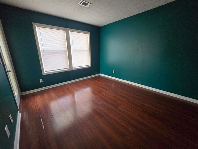 Building Photo - 950 Stewarts Creek Dr