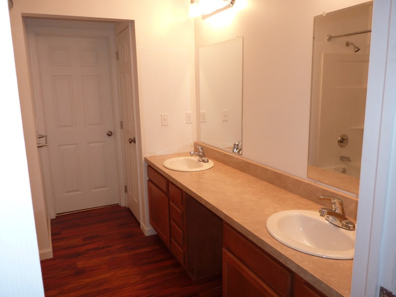 Building Photo - 724 Greenlawn Rd