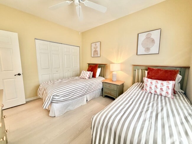 Building Photo - ** CROWN POINTE SHORES ** 2 BED + DEN / 2 BATH - GARAGE - TURNKEY FURNISHED - ANNUAL RENTAL