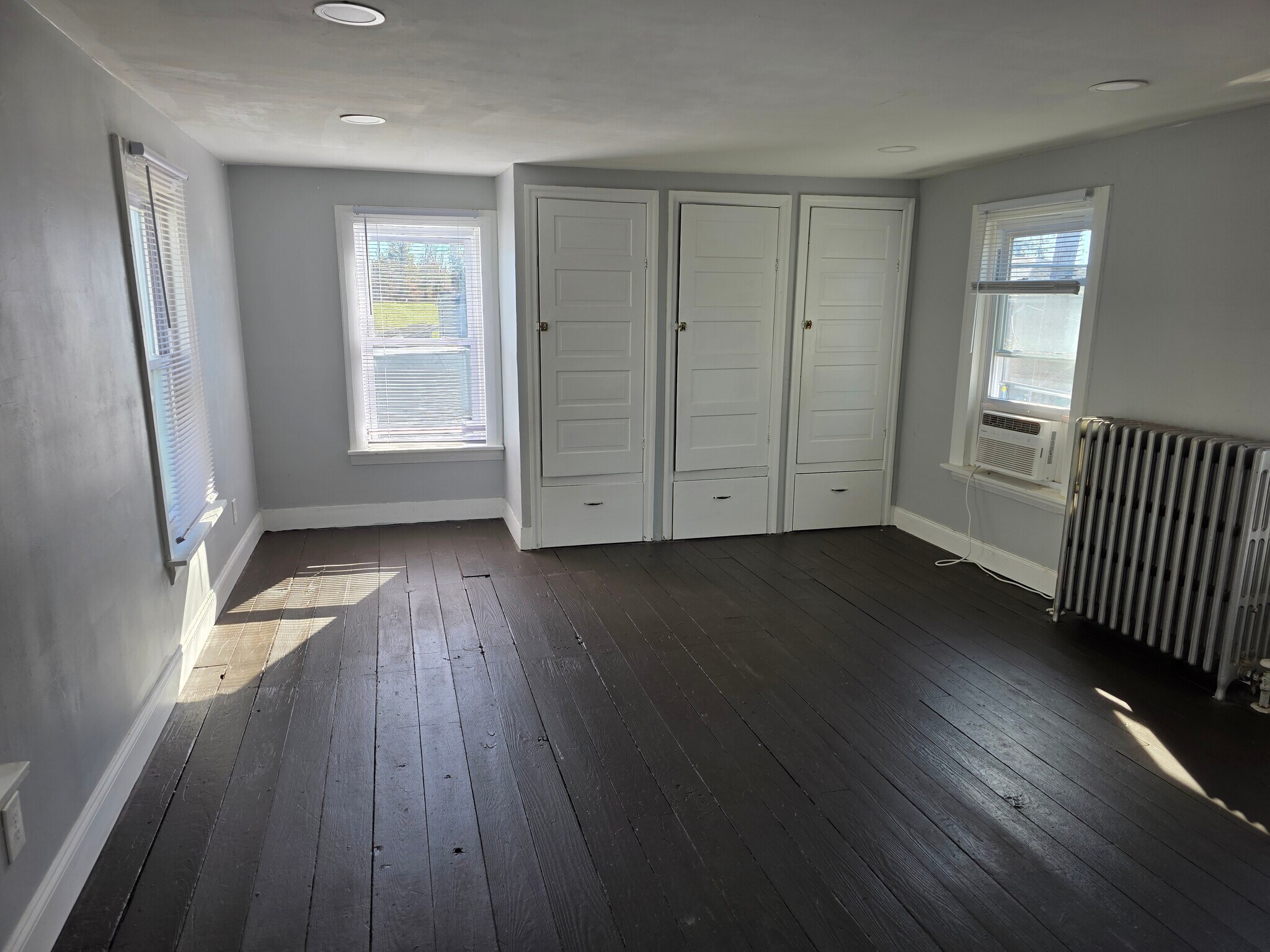 Building Photo - 2215 N Main St