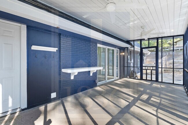 Building Photo - 1705 Deerfield Dr