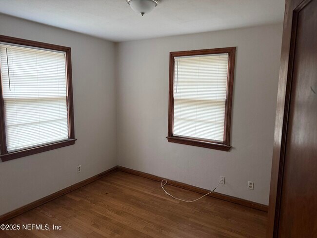 Building Photo - 947 Glencarin St