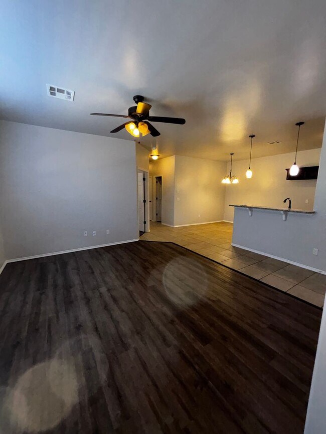 Building Photo - 3BR 2BA duplex with 2 car garage in Yukon!!