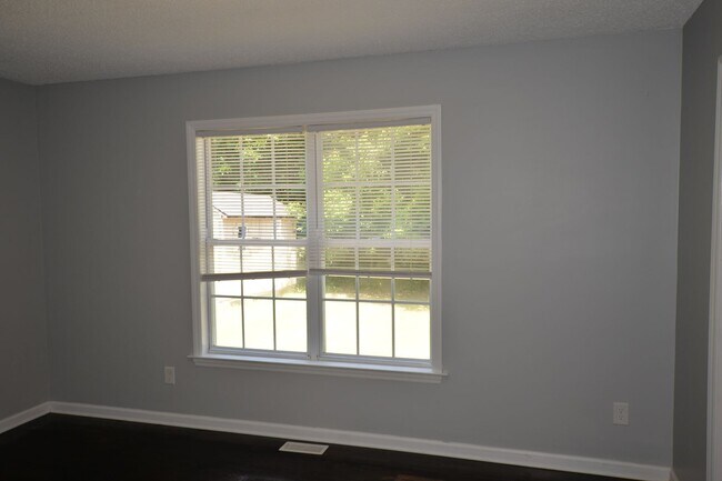 Building Photo - Cozy 3-Bedroom Near Greensboro Coliseum