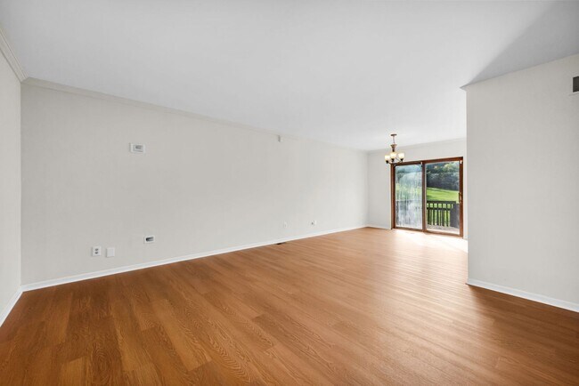 Building Photo - 2700 Queenswood Dr