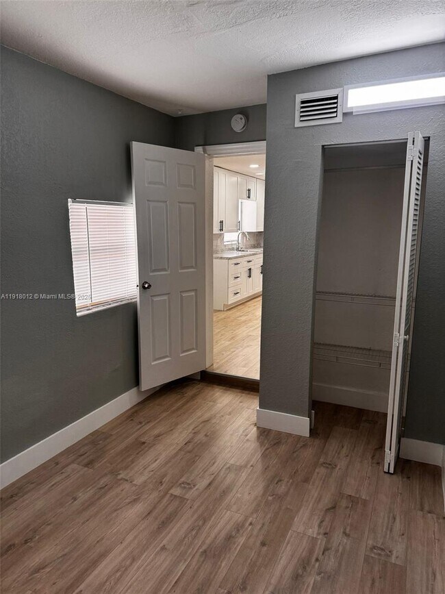 Building Photo - 141 W 6th St