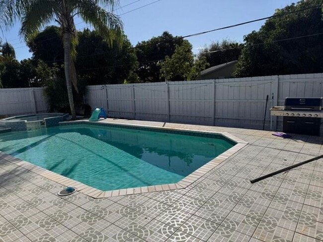 Building Photo - 1014 W Drew St