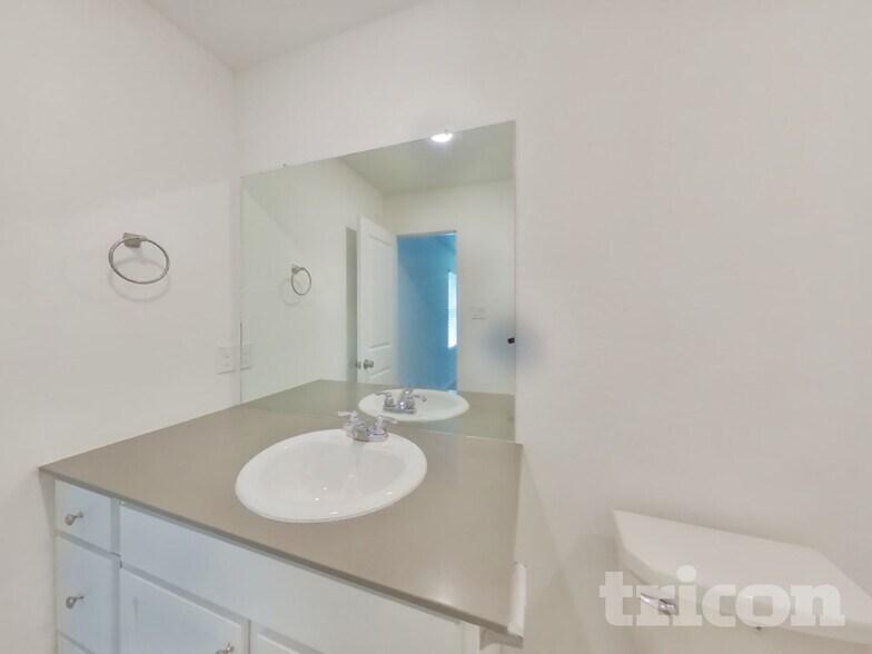 Building Photo - 5715 Vista Point