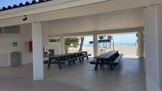 Building Photo - Seasonal/short term renovated 3/3 villa with golf course views on Longboat Key!