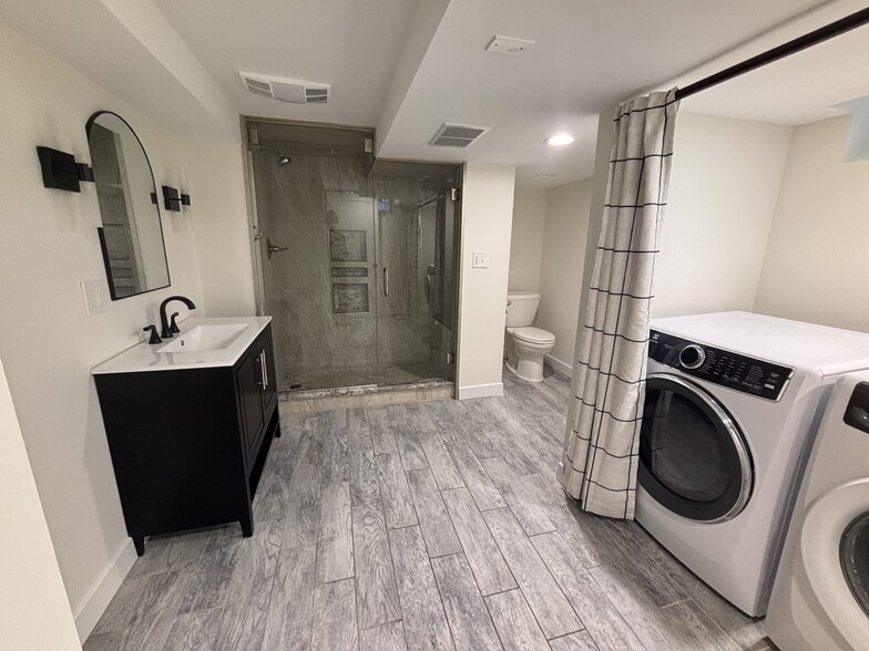 Basement Laundry/Bath - 583 Cromwell Ave
