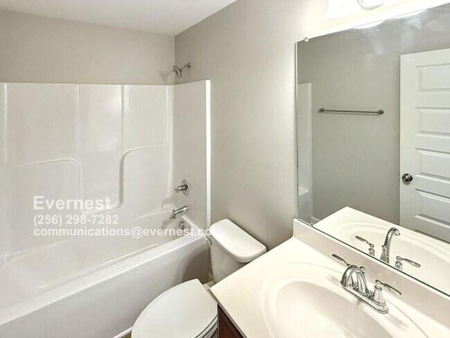 Building Photo - Spacious and Bright 3-Bedroom Home in a Co...