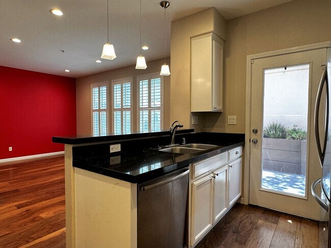 Building Photo - Gorgeous 3 bedroom, 2 and a half bathroom townhome in Hamilton Field for rent!