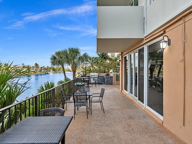 Building Photo - 1150 Hillsboro Mile