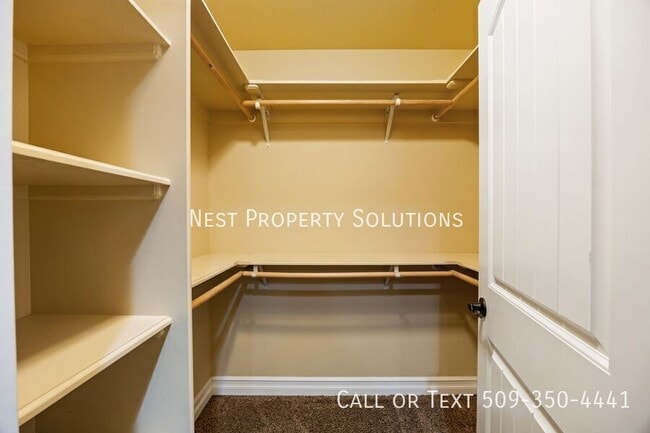 Building Photo - 547 S Bayside St