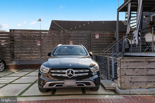 Building Photo - Logan Circle Beauty with PARKING