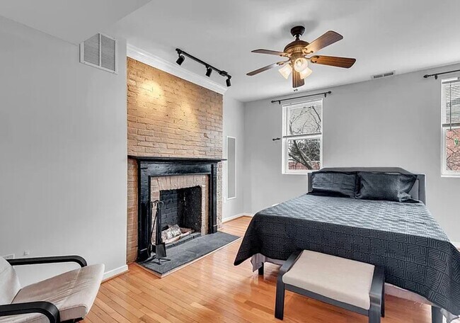 Building Photo - Beautifully Renovated Townhome in Mt. Vern...