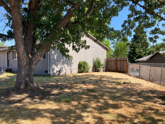 Building Photo - 3 br, 1 bath House - 141 Laguna Ct