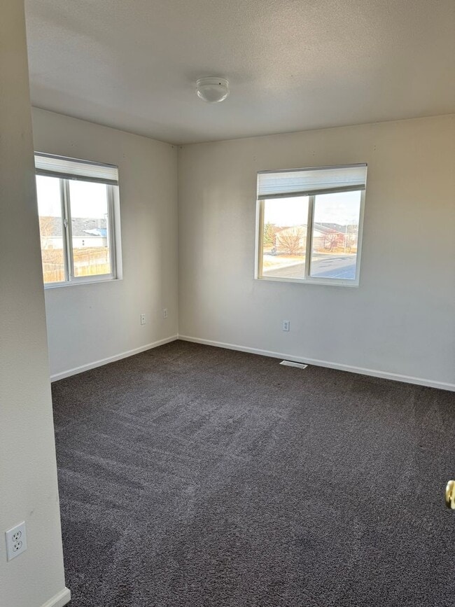 Building Photo - Corner Lot Townhouse, newly painted, new carpet