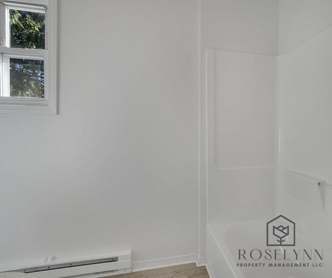 Building Photo - 270 Walnut St