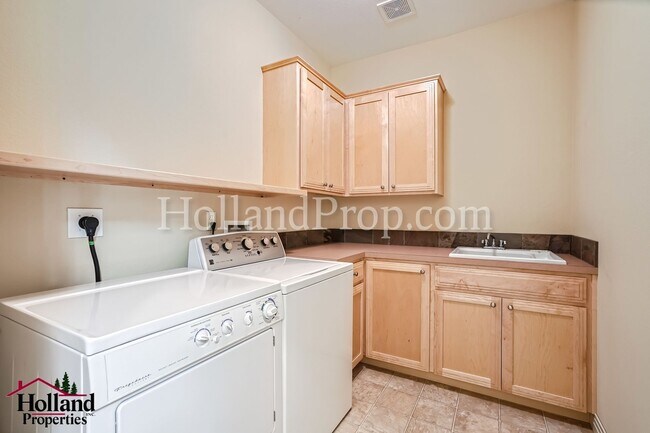 Building Photo - Gorgeous Single Home in Great location!!!