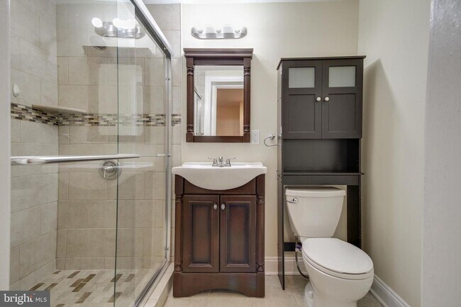 Building Photo - Beautiful and spacious 1 bedroom with office and backyard in Manayunk
